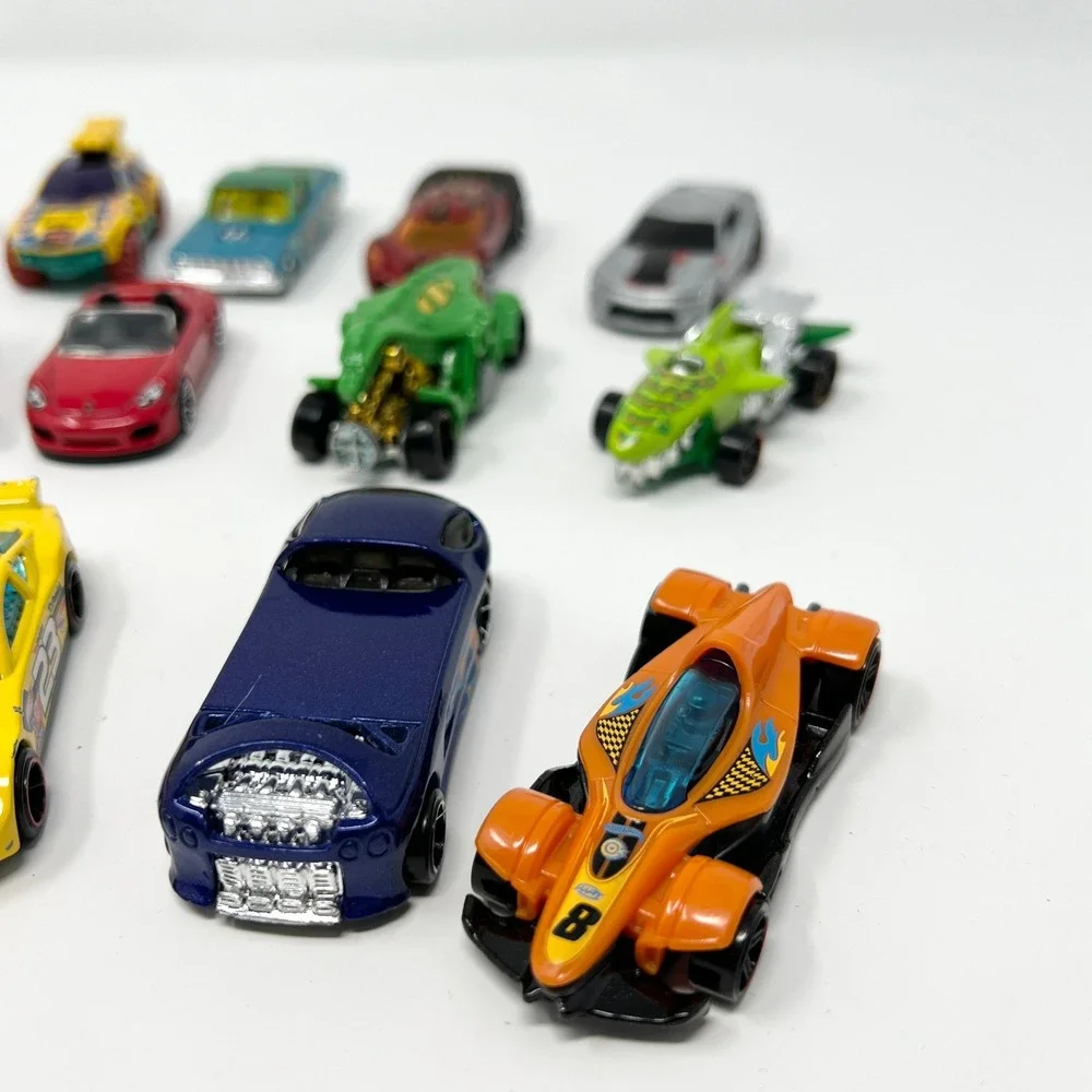 Hot‎ Wheels Mixed Diecast Toy Car Lot 18pc Race Cars Trucks Fantasy Vehicles